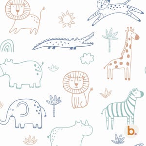 Può includere: Un motivo ripetuto con animali della savana disegnati a mano in tonalità di blu, beige e marrone su sfondo bianco. Il design include leoni, una giraffa, un elefante, una zebra e un coccodrillo, tra gli altri animali.
