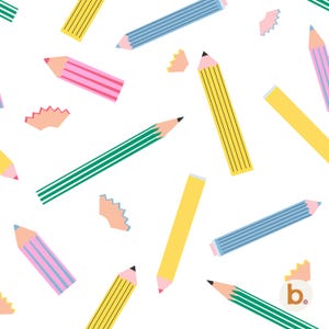 Può includere: Un motivo ripetitivo su sfondo bianco con varie matite colorate in giallo, rosa, blu e verde, insieme a piccoli trucioli di matita sparsi nel design. Le matite sono mostrate con diverse angolazioni e orientamenti.