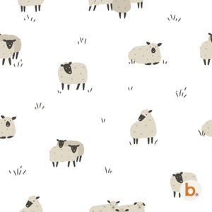 Op de afbeelding: Een herhalend patroon op een witte achtergrond met beige schapen met donkerbruine gezichten en poten, afgewisseld met kleine donkerbruine grasplukjes. Een klein rond logo met de letter b en een roze stip staat rechtsonder.