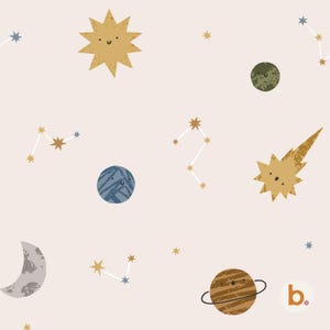 Op de afbeelding: Een lichtbeige stofpatroon met geïllustreerde hemellichamen, waaronder een lachende zon, een maansikkel, een planeet met ringen en diverse sterren. Sterrenbeelden zijn afgebeeld met dunne witte lijnen tussen kleine gouden en blauwe sterren.