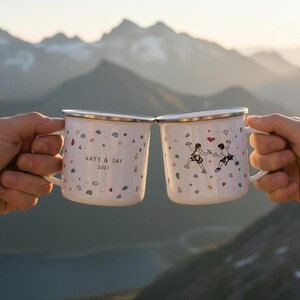 Tazza da arrampicata, design personalizzato in smalto con coppia, nomi e anno a scelta.
