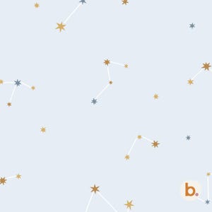 Op de afbeelding: Een lichtblauw stofpatroon met verspreide gouden en leiblauwe sterren verbonden door dunne witte lijnen die sterrenbeelden vormen. Een klein rond logo met de letter b en een stip is zichtbaar in de rechterbenedenhoek.