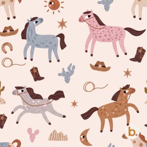 Könnte beinhalten: Ein sich wiederholendes Muster auf hellrosa Hintergrund mit Illustrationen von Pferden in Blau-, Rosa-, Grau- und Brauntönen, neben Cowboyhüten, Stiefeln, Lassos, Kakteen, Sternen, einer Sonne und einer Mondsichel mit Gesicht.