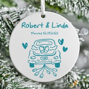 Aangepaste First Christmas Married Ornament, Just Married Car Keepsake, gepersonaliseerd huwelijkscadeau, pasgetrouwde 2025 paren kerstornament