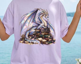 Camiseta romántica, camiseta de dragón literario, camiseta de libros de fantasía, regalo para amantes de los dragones, regalo para amantes de los libros, camiseta para lectores de fantasía, camiseta para amantes de los libros