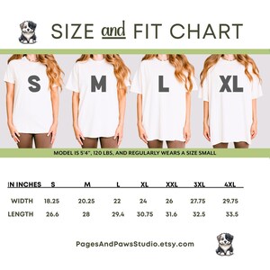 Puede incluir: Tabla de tallas y ajuste para camisetas, con medidas en pulgadas. La tabla incluye tallas S, M, L y XL, con dimensiones de ancho y largo. El texto "PagesAndPawsStudio.etsy.com" est&aacute; en la parte inferior.