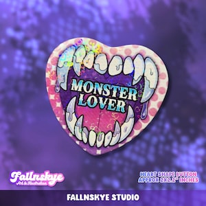 Puede incluir: Botón en forma de corazón con un diseño de dientes de monstruo y la inscripción "MONSTER LOVER". El botón mide aproximadamente 5,08 cm x 5,59 cm. El fondo es un patrón de piel de serpiente morada.
