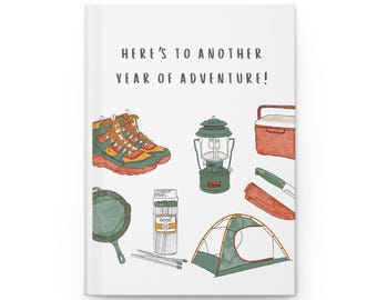 Camping Ausrüstung handgezeichnet Illustration Journal | Auf ein weiteres Jahr voller Abenteuer Notizbuch