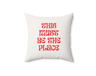 Dies Must Be The Place Kissen | quadratisches Polyesterkissen, retro rote Typografie