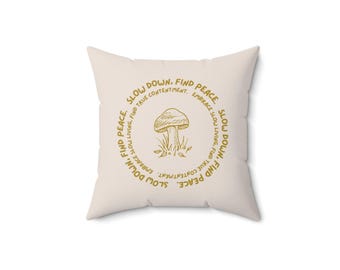 Pilz Illustration Kissen | Slow Down Find Peace Kreis Grafik Senfgelb