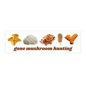 Puede incluir: Un fondo blanco con cinco tipos diferentes de setas. El texto "gone mushroom hunting" está escrito en letras marrones debajo de las setas.