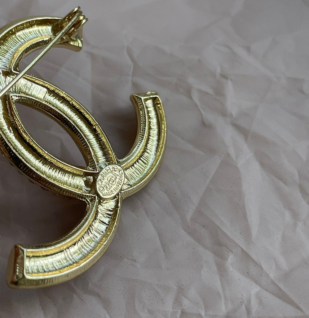 【シャネル】ブローチ 一際輝くCHANELシグネチャー☆ Vintage Excellent Gold Tone Chanel Brooch With Stones - Etsy
