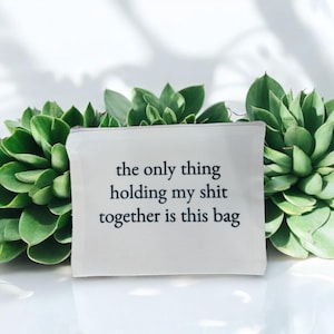 Trousse de maquillage amusante - « The Only Thing Holding My Sh*t Together » - Pochette à cosmétiques de 23 x 20 cm - Organiseur de voyage - Cadeau sarcastique
