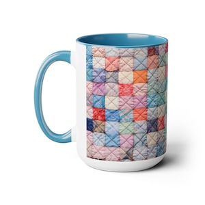 Pode incluir: Caneca de cerâmica branca com alça e interior azul claro. O exterior apresenta um design de colcha de retalhos em várias cores, incluindo vermelho, azul, laranja e rosa. A caneca é projetada para bebidas quentes ou frias.