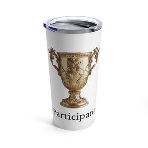 Op de afbeelding: Een witte roestvrijstalen beker met een gouden trofee en de tekst "Participant" erop gedrukt.