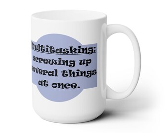 Könnte beinhalten: Weiße Keramik-Kaffeetasse mit einem blauen Kreis und dem Text "Multitasking: mehrere Dinge gleichzeitig vermasseln."