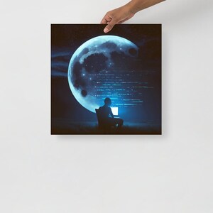 Puede incluir: Una persona se sienta frente a un ordenador portátil, iluminada por una gran luna azul. La luna está llena de líneas de código, lo que sugiere una conexión entre la persona y el mundo digital.