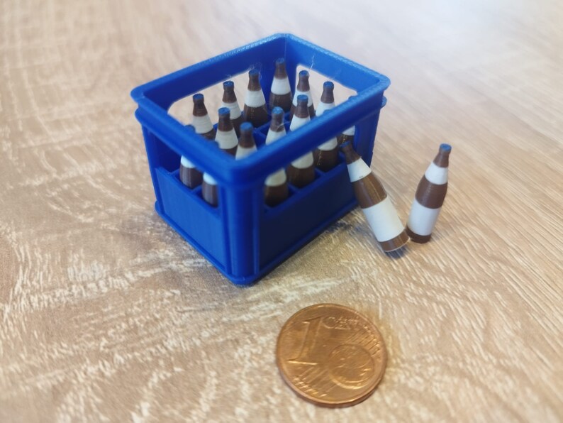 Miniatur-Bierkiste 1:12 aus PLA 3D-gedruckt mit detailreichen Flaschen für Puppenhaus und Sammler Bild 3