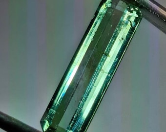 Tourmaline naturelle vert clair baguette