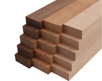 Puede incluir: Bloques de madera apilados en varios tonos de marrón, incluyendo nogal, roble y arce. Los bloques están dispuestos en forma de pirámide, con el bloque más grande en la parte inferior y el bloque más pequeño en la parte superior.