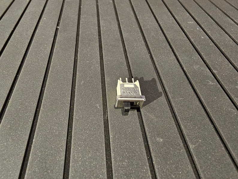 Pu&ograve; includere: Un interruttore elettrico bianco con la scritta "SA 1000W 250V" stampata su di esso.