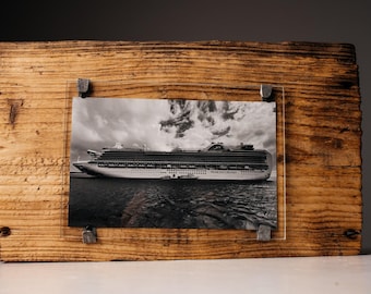 Floating Acrylic Photo Frame for 4x6 Photo, Reclaimed Wood Wall Frame, Rustic Minimalist Decor