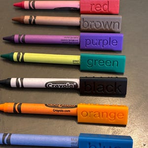 Set di 8 tappi per pastelli con etichetta Braille – Resistenti, riutilizzabili e con design di bloccaggio