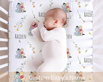 Kubuś Puchatek, prześcieradło do łóżeczka, spersonalizowany prezent na baby shower z motywem Kłapouchego, klasyczny wystrój pokoju dziecięcego, spersonalizowany kocyk dla dziecka, prezent powitalny dla noworodka z motywem Kłapouchego