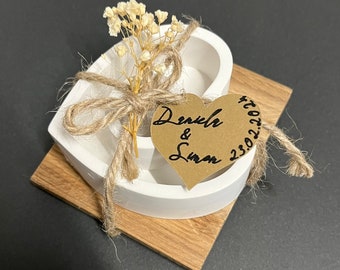 Gastgeschenk Hochzeit, kleine Aufmerksamkeit für Gäste, Hochzeit, personalisiert, Kerzenhalter in Herzform, kleines Holztablett