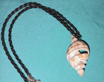 Gestreepte ketting met zeeschelphanger.