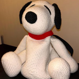 Op de afbeelding: Een rustiek houten bord met de tekst "Welcome to our home" in een handgeschreven stijl. Het bord heeft een verweerde afwerking en een eenvoudig, uitnodigend ontwerp, perfect voor een veranda of entree.