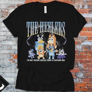 The Heelers Family Cartoon T-shirt, grappige cartoon hond familieshirt, shirt humoristisch citaat, cadeau voor cartoonliefhebbers, uniek grafisch T-shirt