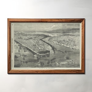 Op de afbeelding: Een vintage zwart-witte illustratie van de stad New York vanuit een vogelvluchtperspectief. De afbeelding toont de straten, gebouwen en waterwegen van de stad, waaronder de East River en de Hudson River. De tekst "THE CITY OF NEW YORK" is onderaan de afbeelding gedrukt.