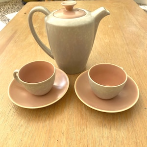 Poole ‘twintone’ pottery coffee/tea pot and two small cups in pink/seagull
