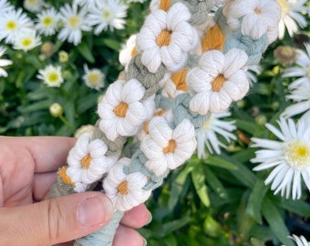 Bracciale con margherite macramè. Bracciale a fiori, portachiavi a fiori, regali per lei, portachiavi a margherita, bracciale macrame, regalo boho.