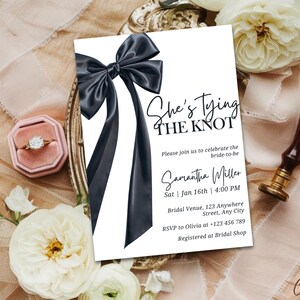 Plantilla minimalista de invitación para despedida de soltera con lazo negro, invitación para despedida de soltera "She's Tying the Knot", invitación para despedida de soltera con lazo negro