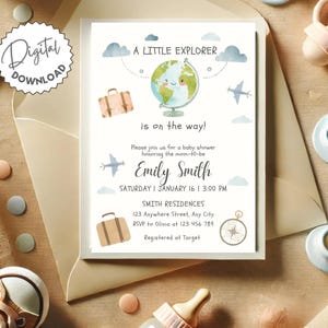 Puede incluir: Una invitación a un baby shower con temática de viajes. La invitación presenta un globo terráqueo, aviones y maletas. El texto dice "A Little Explorer is on the way!" e incluye los detalles del evento. La invitación está rodeada de artículos para bebés.