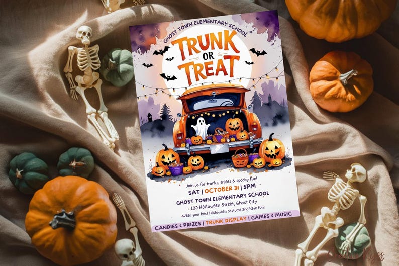 Puede incluir: Un folleto con tem&aacute;tica de Halloween con el texto "Trunk or Treat" presenta un cami&oacute;n naranja lleno de calabazas y un fantasma. El folleto est&aacute; rodeado de calabazas, esqueletos y calabazas decorativas. El evento es el 31 de octubre.
