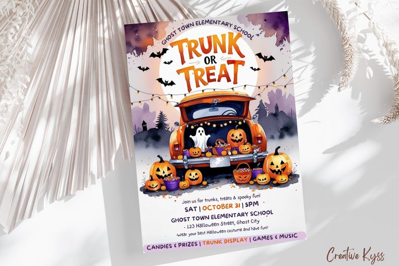 Puede incluir: Ilustraci&oacute;n en acuarela de un evento de Halloween "Trunk or Treat". Una caja de cami&oacute;n naranja est&aacute; llena de calabazas y un fantasma. El p&oacute;ster incluye el texto: "Ghost Town Elementary School" y "Trunk or Treat". Murci&eacute;lagos y luces de cadena decoran la escena.
