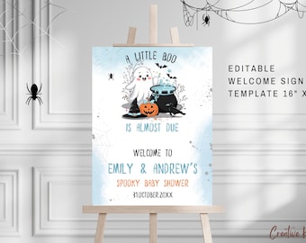 Könnte beinhalten: Ein blaues und weißes Willkommens-Schild mit einem Geist, einem Kessel und Fledermäusen. Der Text lautet "A little boo is almost due. Welcome to Emily & Andrew's Spooky Baby Shower 31.October 20XX".