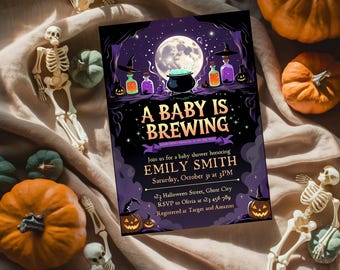Könnte beinhalten: Eine Halloween-Babyparty-Einladung mit dem Text "A Baby Is Brewing". Die Einladung zeigt einen Vollmond, Hexenhüte, Zaubertränke und einen Kessel. Kürbisse und Skelettdekorationen umgeben die Einladung.