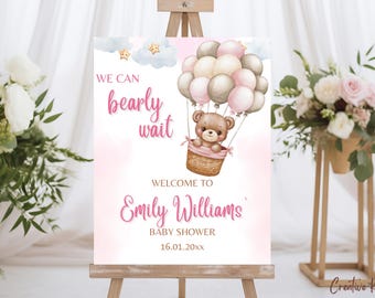 Op de afbeelding: Een roze en witte baby shower welkomstbord met een teddybeer in een luchtballon. Het bord zegt "We can bearly wait" en "Welcome to Emily Williams' Baby Shower 16.01.20xx".