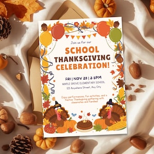Könnte beinhalten: Einladung zur Thanksgiving-Feier mit dem Text "SCHOOL THANKSGIVING CELEBRATION!". Das Design umfasst Ballons, Herbstblätter, Kürbisse und Zeichentricktruthähne. Herbstliche Dekorationen.