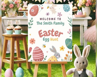 Può includere: Un cartello bianco con un messaggio di benvenuto per la caccia alle uova di Pasqua della famiglia Smith. Il cartello è decorato con uova colorate, fiori e un coniglio. Il cartello è su un cavalletto di legno.