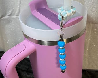 Light blue flowers silicone straw dangler. Blue round silicone beads with light blue rhinestones. Dress up your tumbler and make a statement