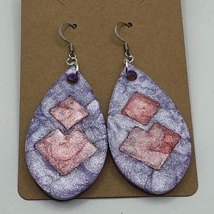 Light purple & pink glittery teardrop resin earrings.