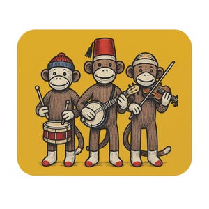 Pode incluir: Uma ilustração fantasiosa de três macacos de meia músicos em um fundo amarelo. Um macaco toca bateria, outro banjo e o terceiro violino. Cada macaco usa um chapéu diferente e está vestido com meias marrons e brancas.