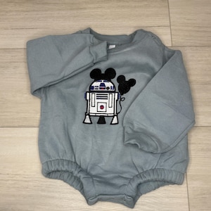 刺繍入りR2-D2ミッキーバブルロンパース – スターウォーズ ディズニー ベビー服 | パーソナライズされたベビーギフト