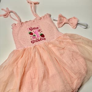 Berry Erstlings-Geburtstags-Outfit - Rosa Baby-Strampler aus Tüll mit Schleifen-Stirnband