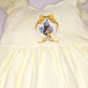 Handgefertigtes Baby-Mädchenkleid Prinzessin Belle Embroidery | Gelbes Musselin Kleid aus Baumwolle | Märchenhaftes Outfit | Sommerkleid | Sommer Park Set